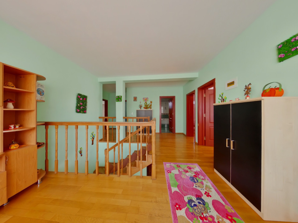 REZERVAT - Închiriere casa spațioasă cu 6 camere - intrare cartier Tractorul