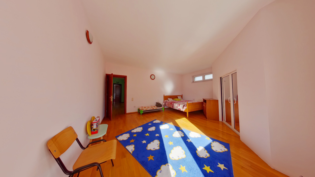REZERVAT - Închiriere casa spațioasă cu 6 camere - intrare cartier Tractorul