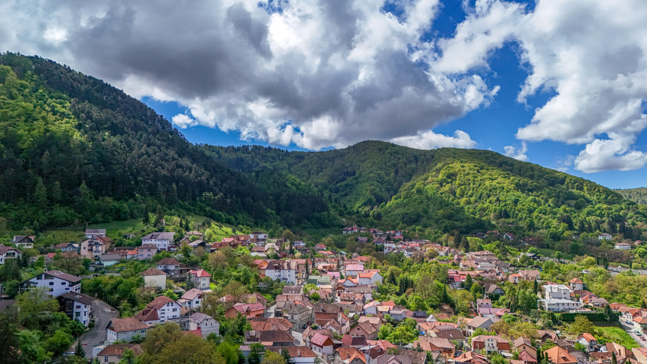 Casă cu 2 Apartamente și garaj în Schei