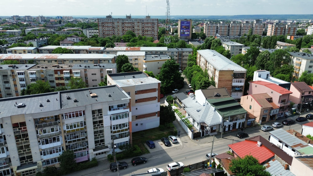 Apartament 4 camere decomandat, etaj superior, centrala termica, aer conditionat
