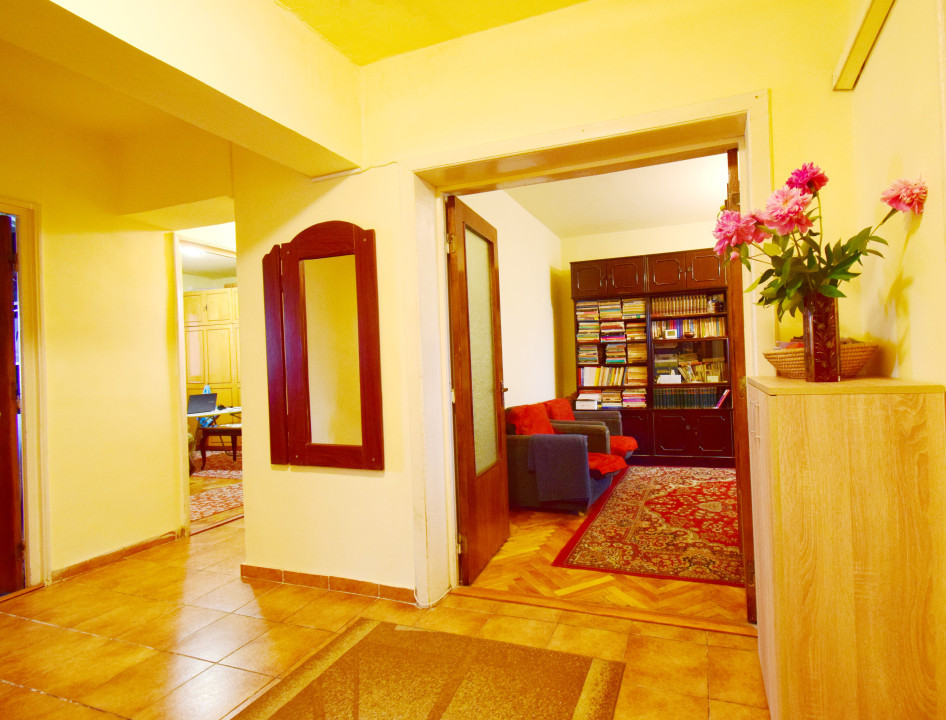 Apartament 4 camere decomandat, etaj superior, centrala termica, aer conditionat