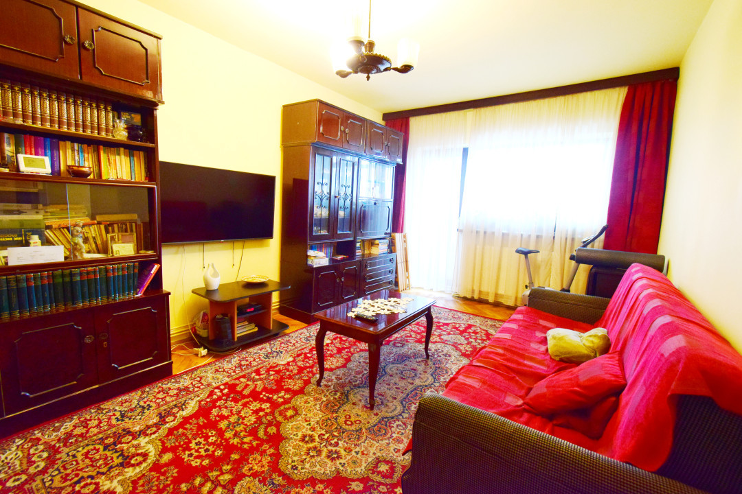 Apartament 4 camere decomandat, etaj superior, centrala termica, aer conditionat