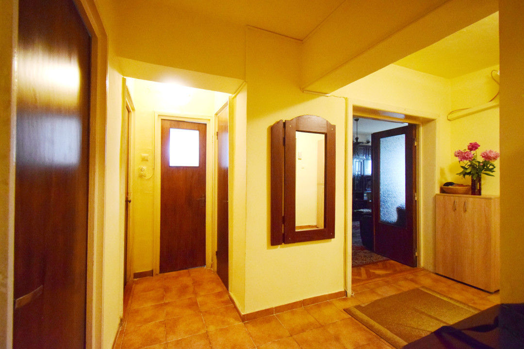 Apartament 4 camere decomandat, etaj superior, centrala termica, aer conditionat