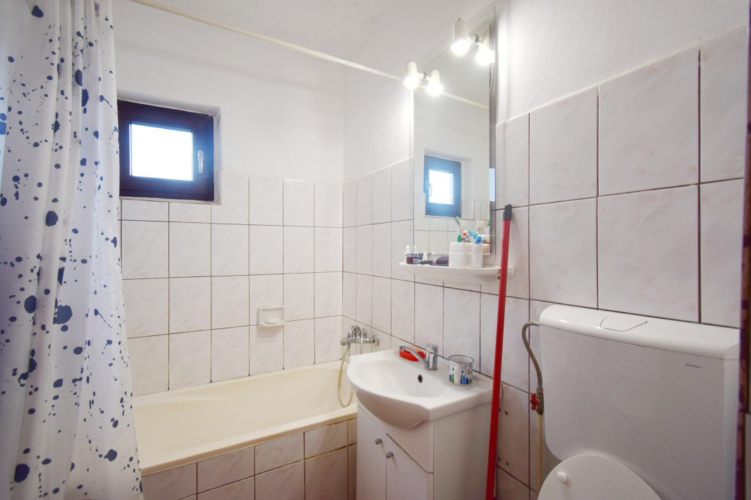 Apartament 4 camere decomandat, etaj superior, centrala termica, aer conditionat