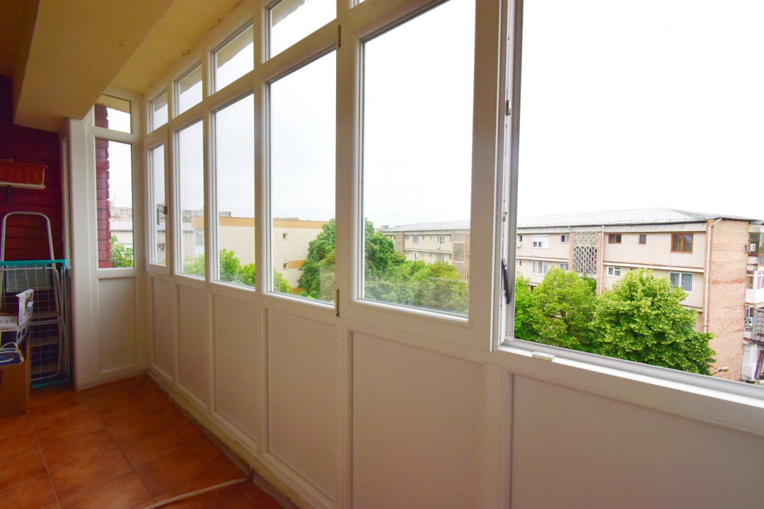 Apartament 4 camere decomandat, etaj superior, centrala termica, aer conditionat