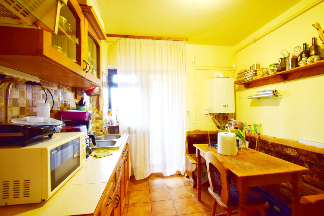 Apartament 4 camere decomandat, etaj superior, centrala termica, aer conditionat