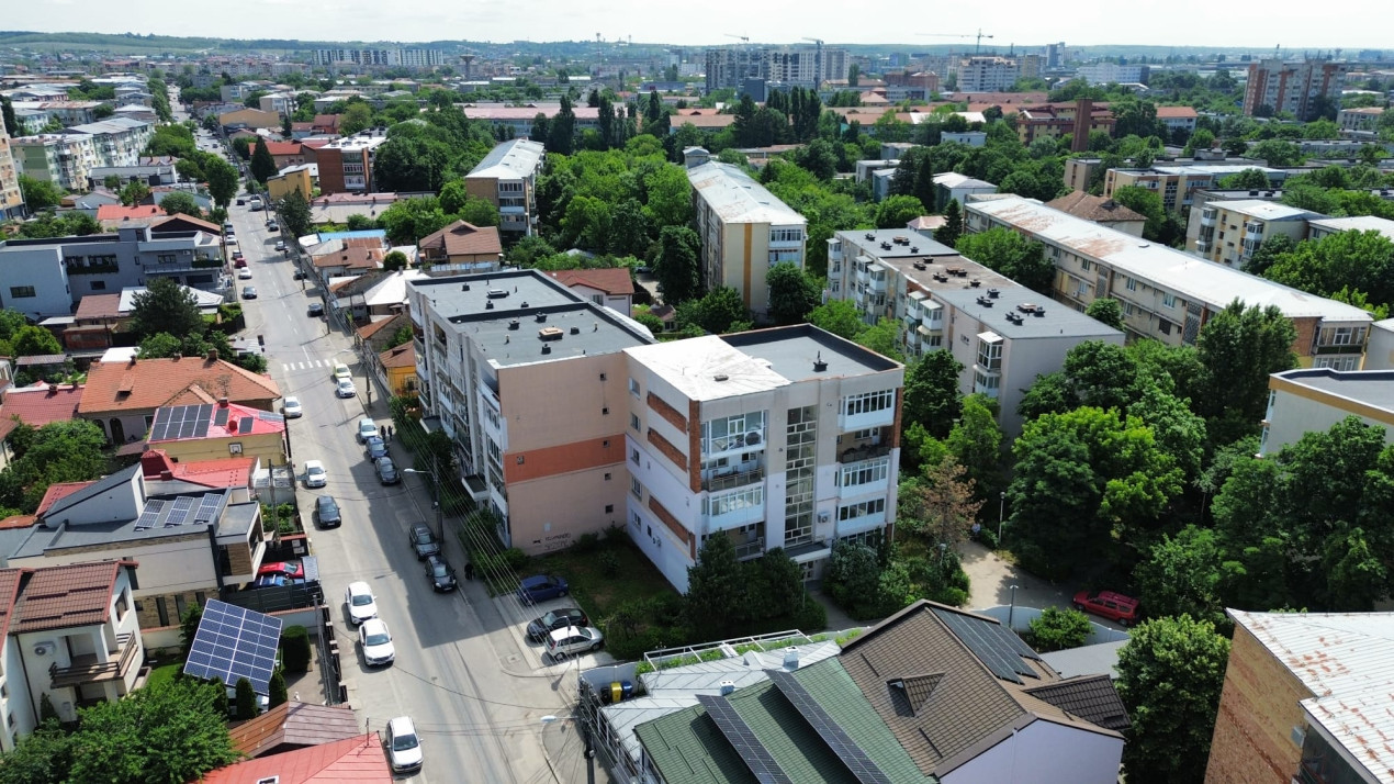Apartament 4 camere decomandat, etaj superior, centrala termica, aer conditionat