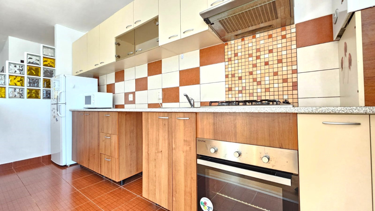 Apartament spațios cu 2 camere, balcon și parcare, str. Florilor