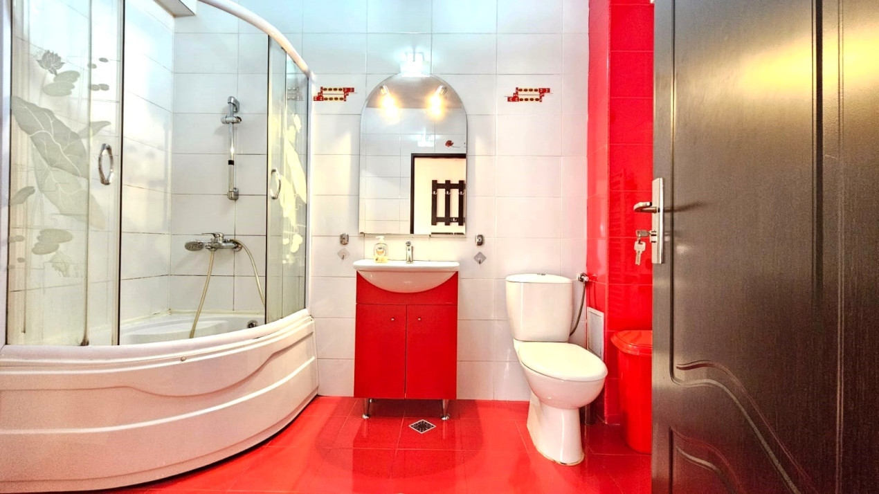 Apartament spațios cu 2 camere, balcon și parcare, str. Florilor