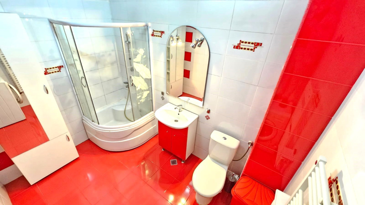 Apartament spațios cu 2 camere, balcon și parcare, str. Florilor