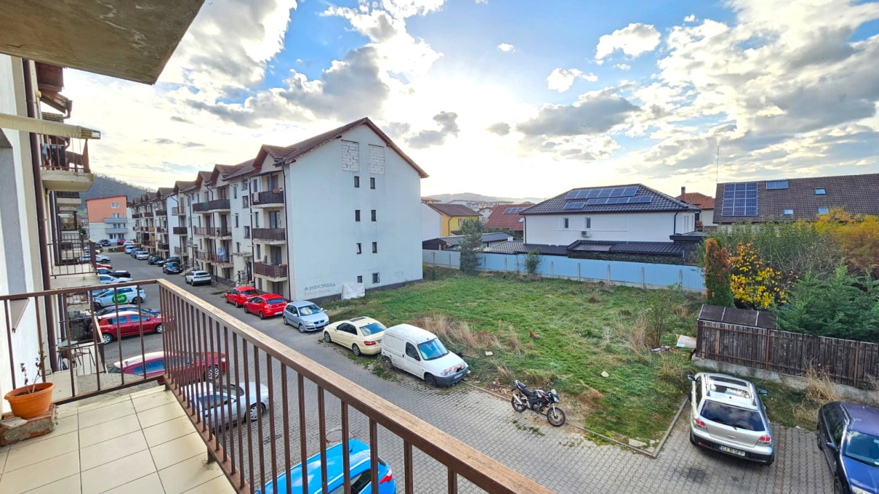 Apartament spațios cu 2 camere, balcon și parcare, str. Florilor