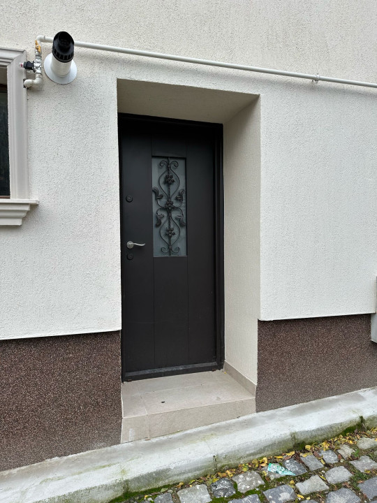 Casă cu 4 camere și garaj