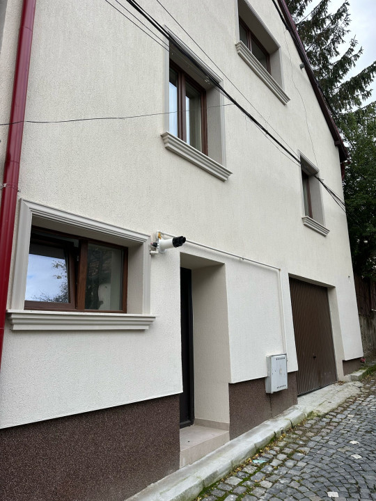 Casă cu 4 camere și garaj