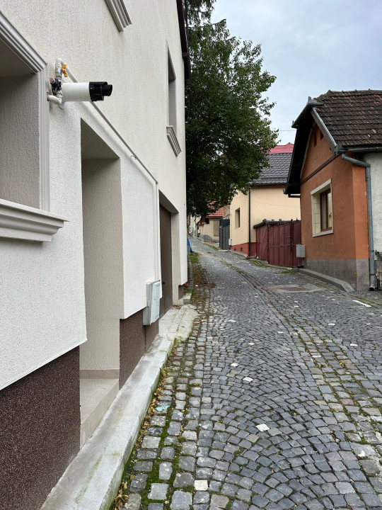 Casă cu 4 camere și garaj