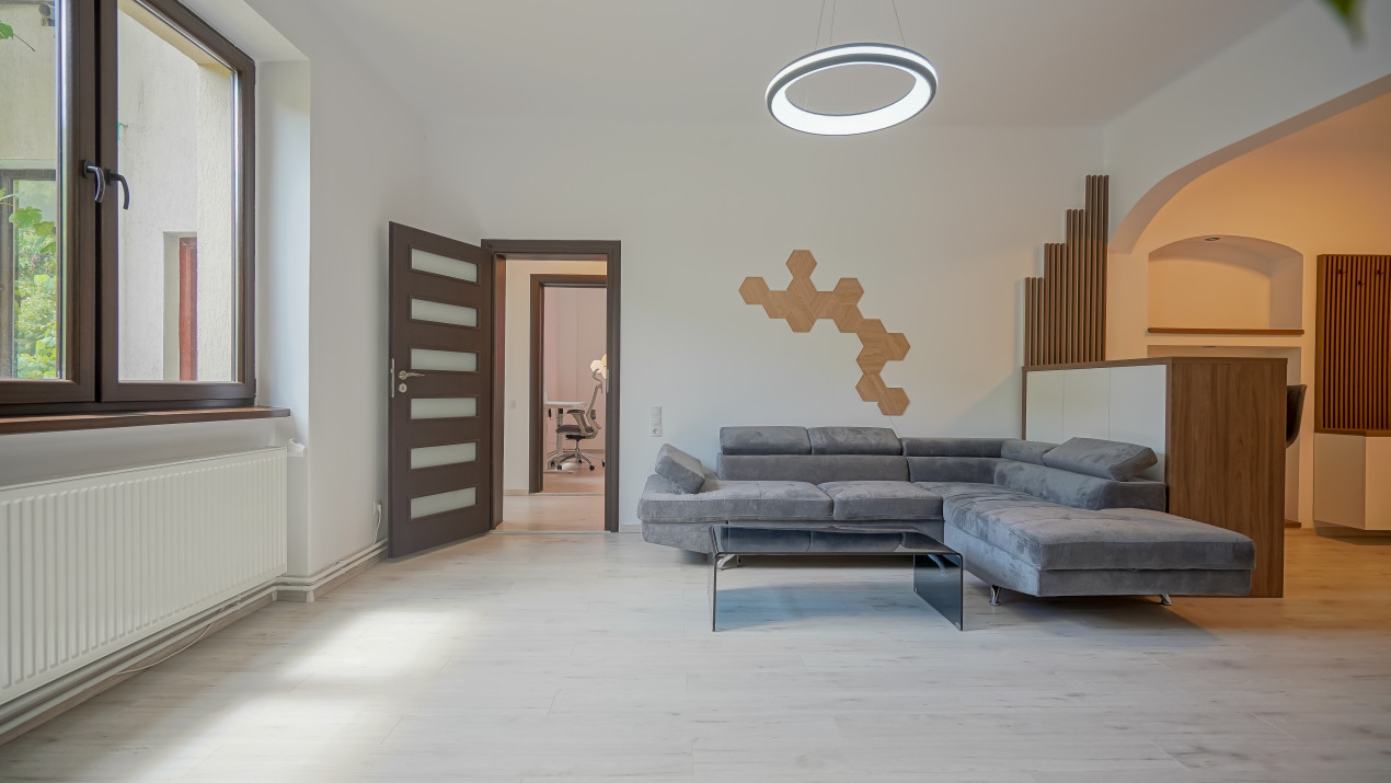 REZERVAT - Apartament cu 3 camere, garaj, terasă și teren de 190 mp -zona Patria
