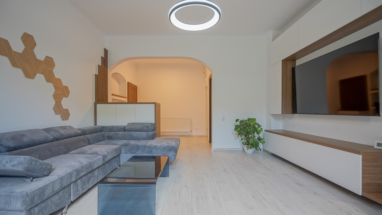 REZERVAT - Apartament cu 3 camere, garaj, terasă și teren de 190 mp -zona Patria