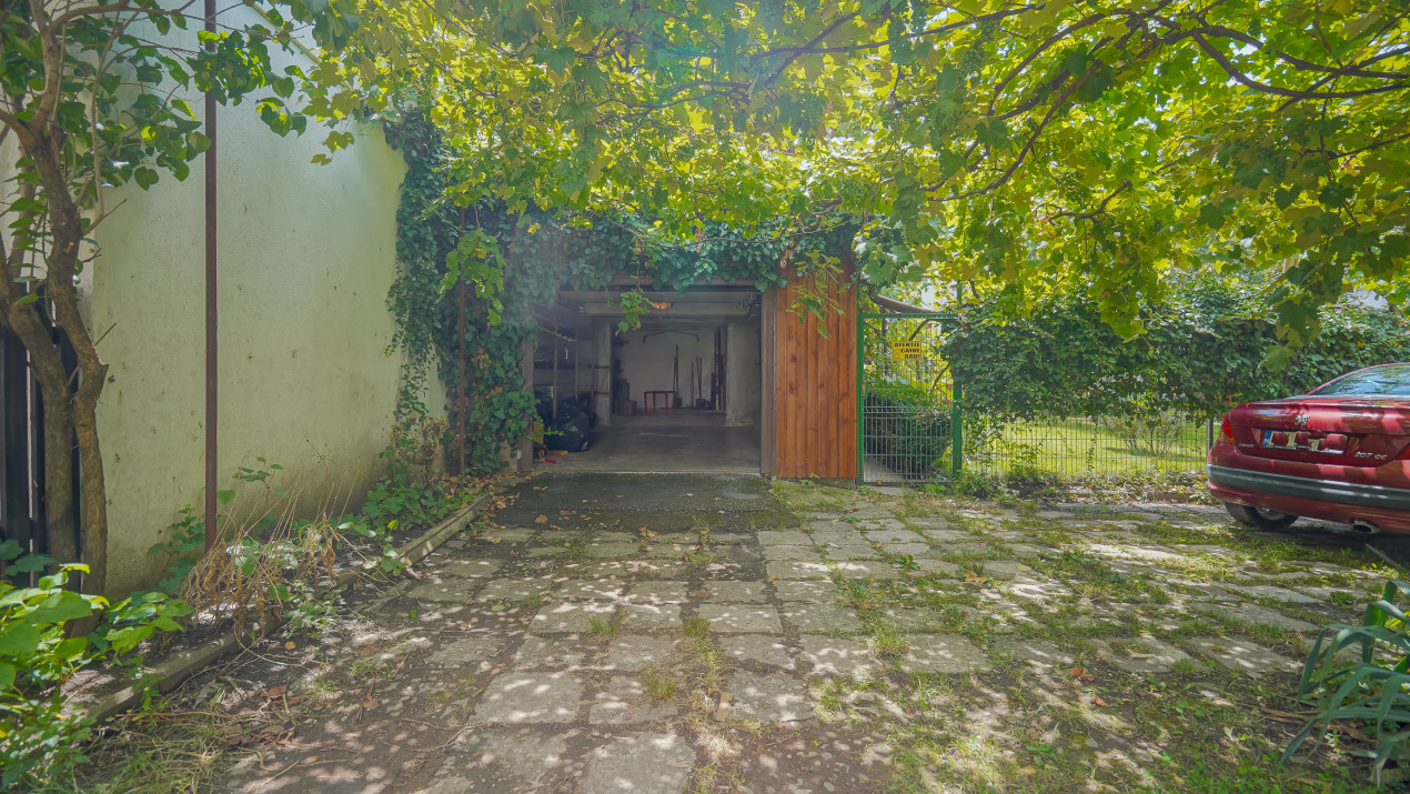 REZERVAT - Apartament cu 3 camere, garaj, terasă și teren de 190 mp -zona Patria
