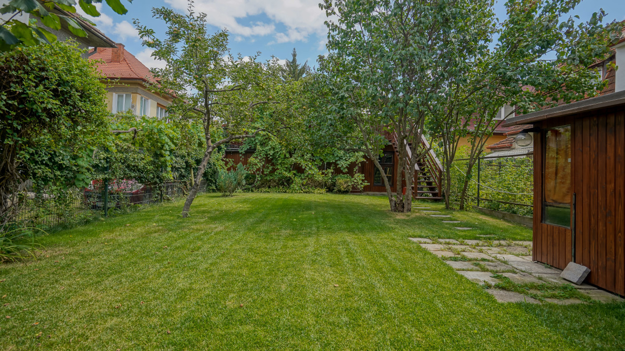 Apartament cu 3 camere, garaj, terasă și teren de 190 mp -zona Patria