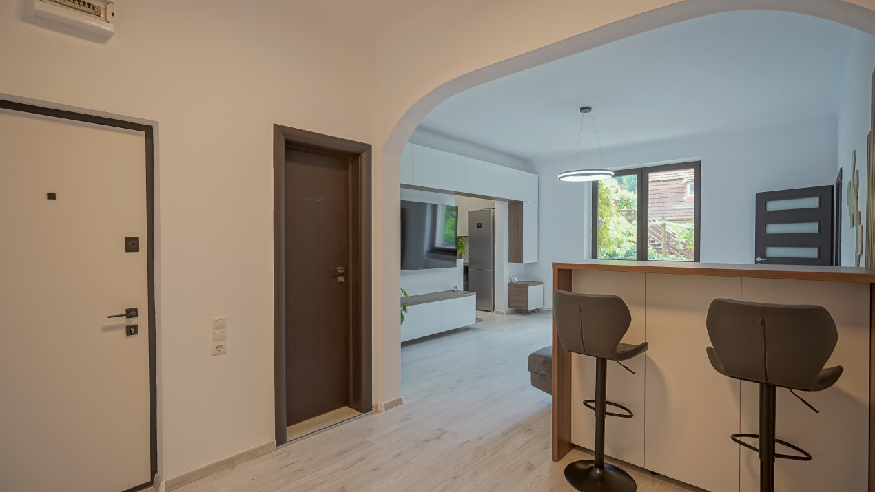 Apartament cu 3 camere, garaj, terasă și teren de 190 mp -zona Patria