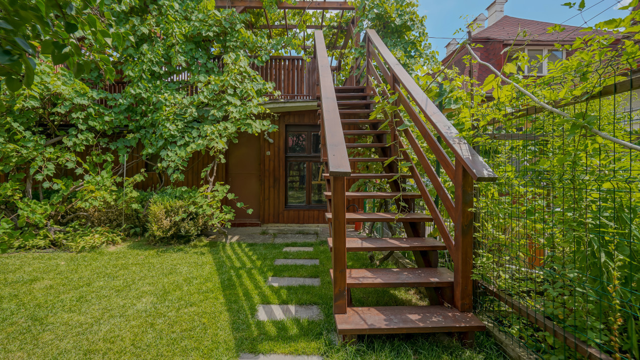 Apartament cu 3 camere, garaj, terasă și teren de 190 mp -zona Patria