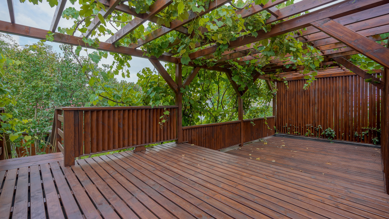 Apartament cu 3 camere, garaj, terasă și teren de 190 mp -zona Patria