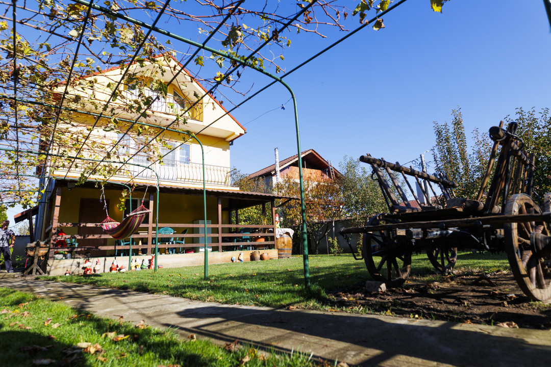 Casa parter si etaj compusa din 5 camere cu teren 450 m Craiova, zona Brestei