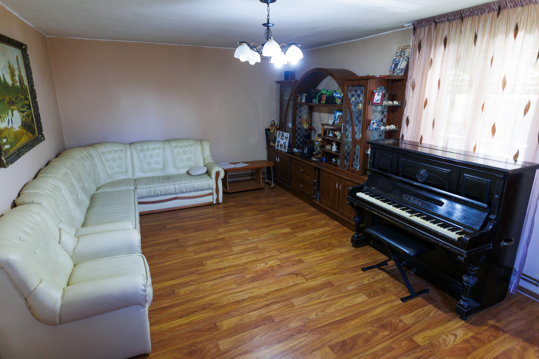 Casa parter si etaj compusa din 5 camere cu teren 450 m Craiova, zona Brestei