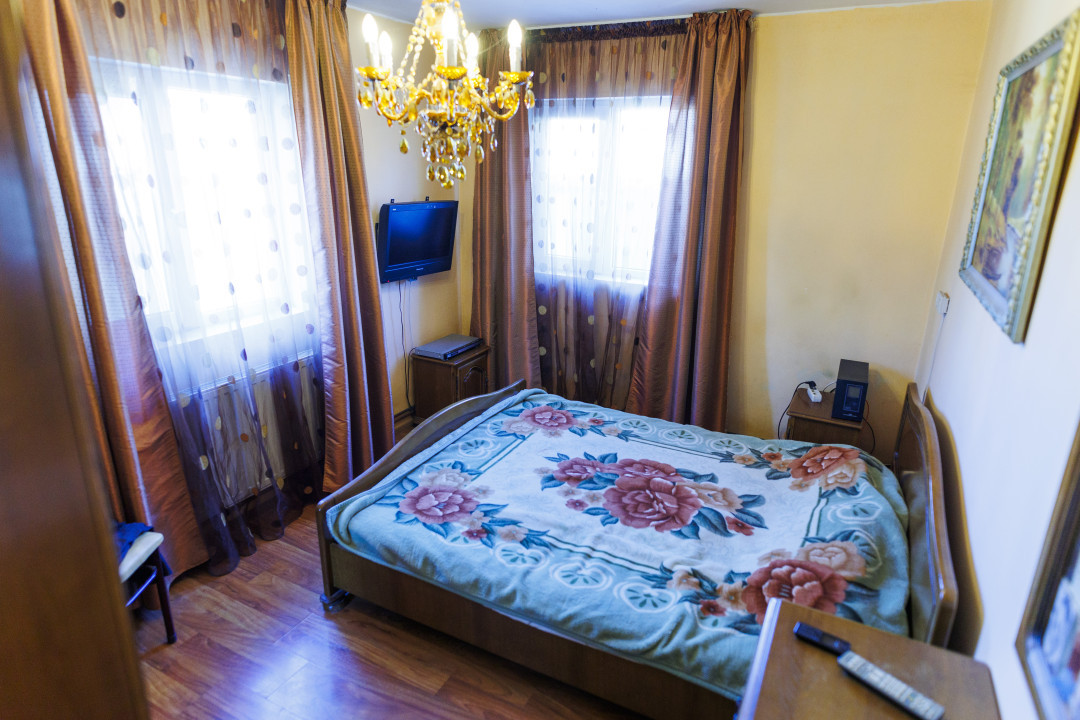 Casa parter si etaj compusa din 5 camere cu teren 450 m Craiova, zona Brestei