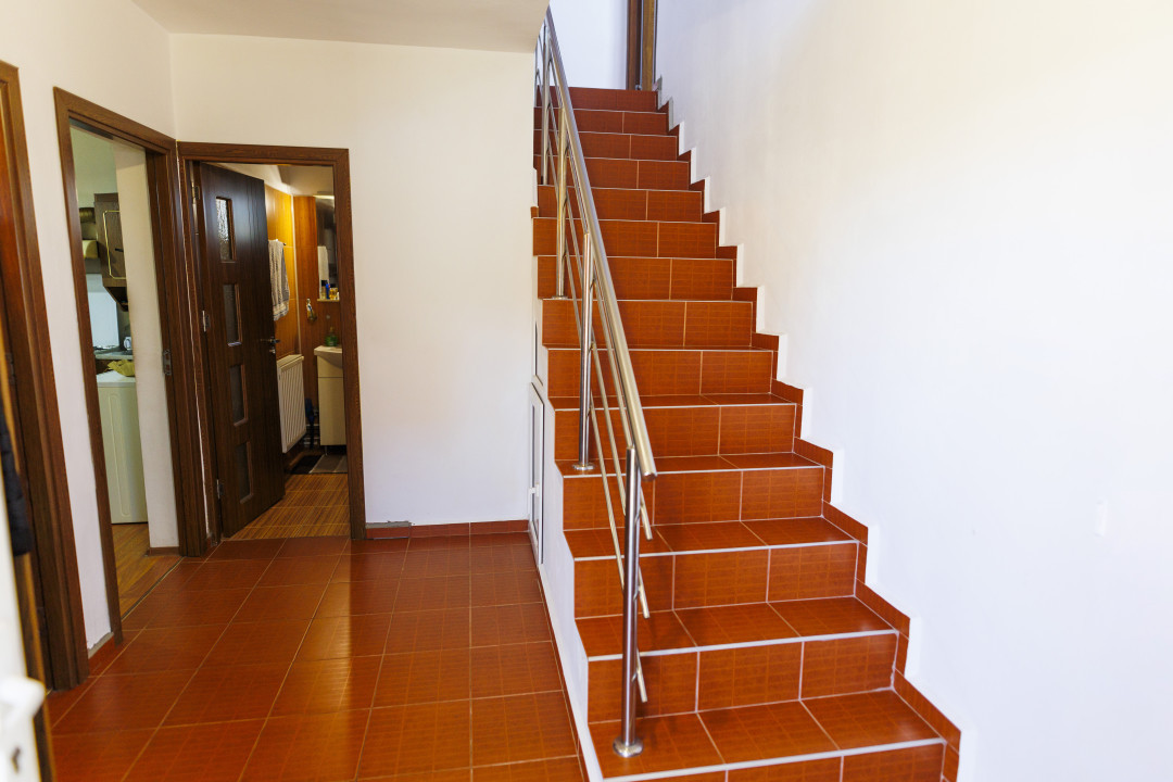 Casa parter si etaj compusa din 5 camere cu teren 450 m Craiova, zona Brestei