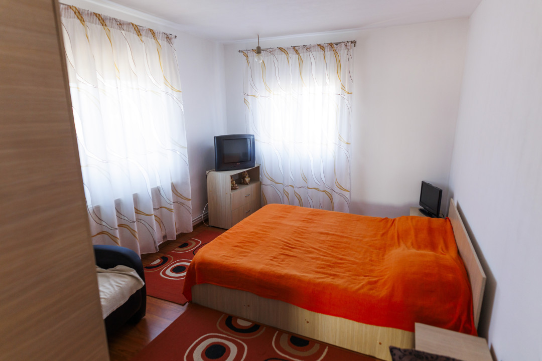 Casa parter si etaj compusa din 5 camere cu teren 450 m Craiova, zona Brestei