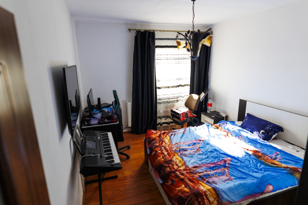Casa parter si etaj compusa din 5 camere cu teren 450 m Craiova, zona Brestei