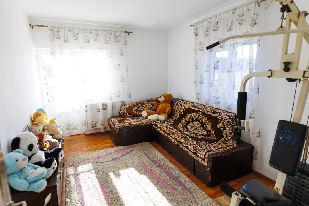 Casa parter si etaj compusa din 5 camere cu teren 450 m Craiova, zona Brestei