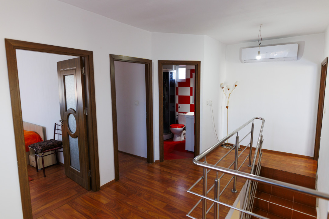 Casa parter si etaj compusa din 5 camere cu teren 450 m Craiova, zona Brestei