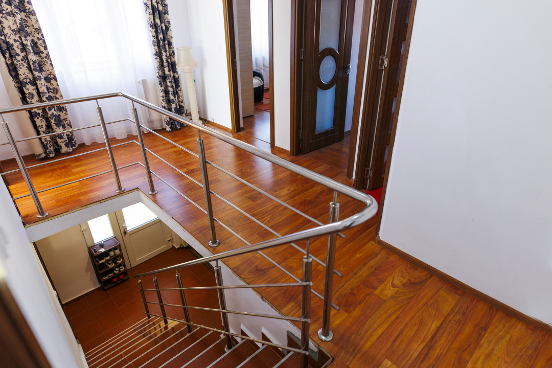 Casa parter si etaj compusa din 5 camere cu teren 450 m Craiova, zona Brestei
