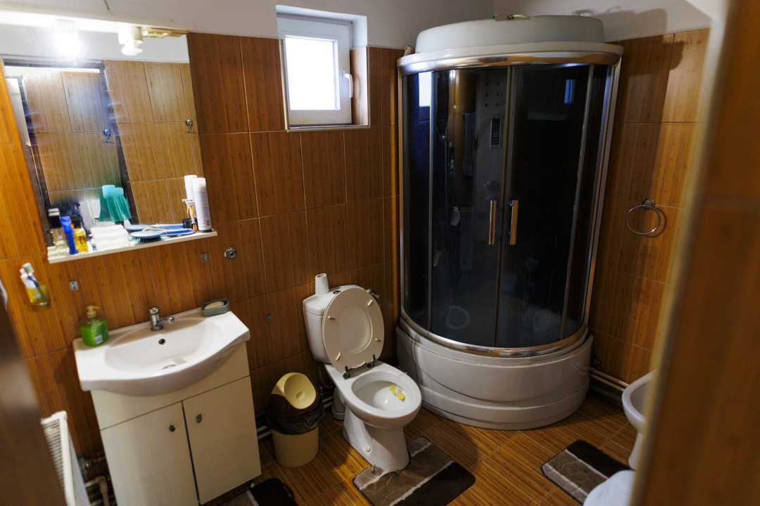 Casa parter si etaj compusa din 5 camere cu teren 450 m Craiova, zona Brestei