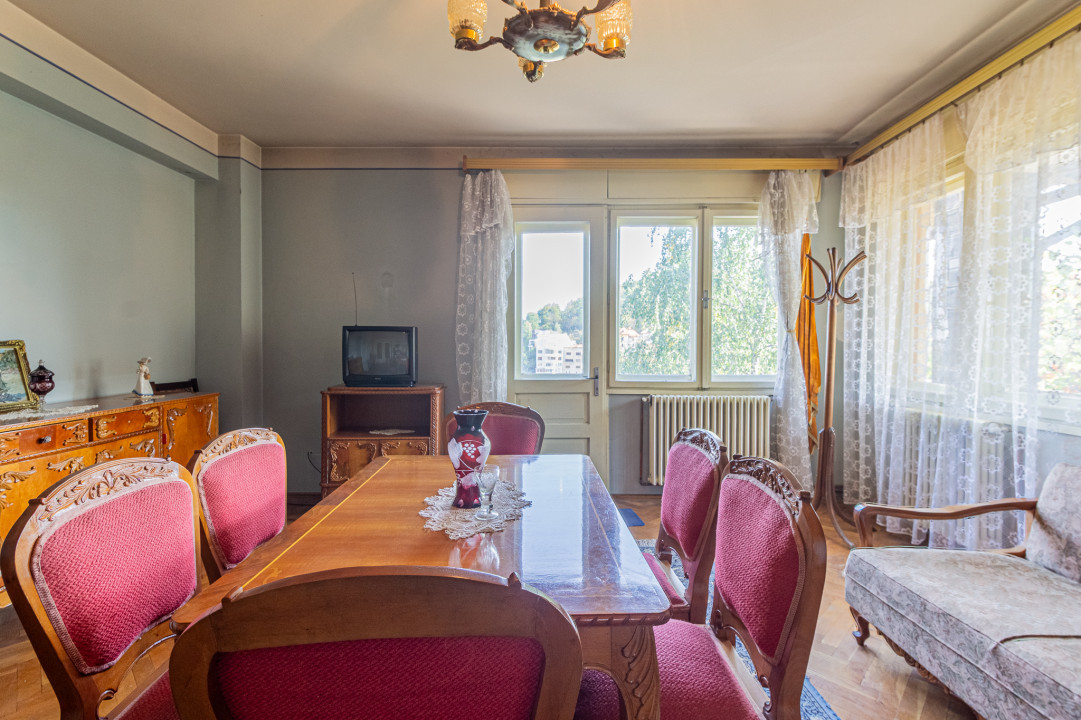REZERVAT - Apartament in casă, garaj, curte și priveliște spectaculoasă
