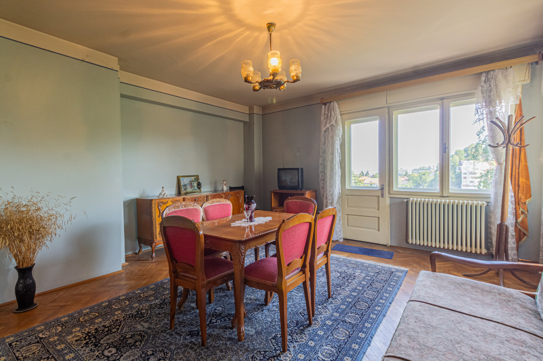 REZERVAT - Apartament in casă, garaj, curte și priveliște spectaculoasă