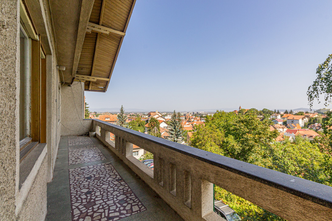REZERVAT - Apartament in casă, garaj, curte și priveliște spectaculoasă
