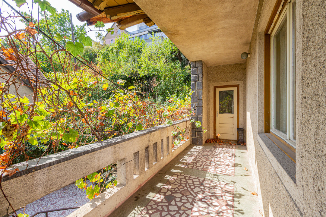 REZERVAT - Apartament in casă, garaj, curte și priveliște spectaculoasă