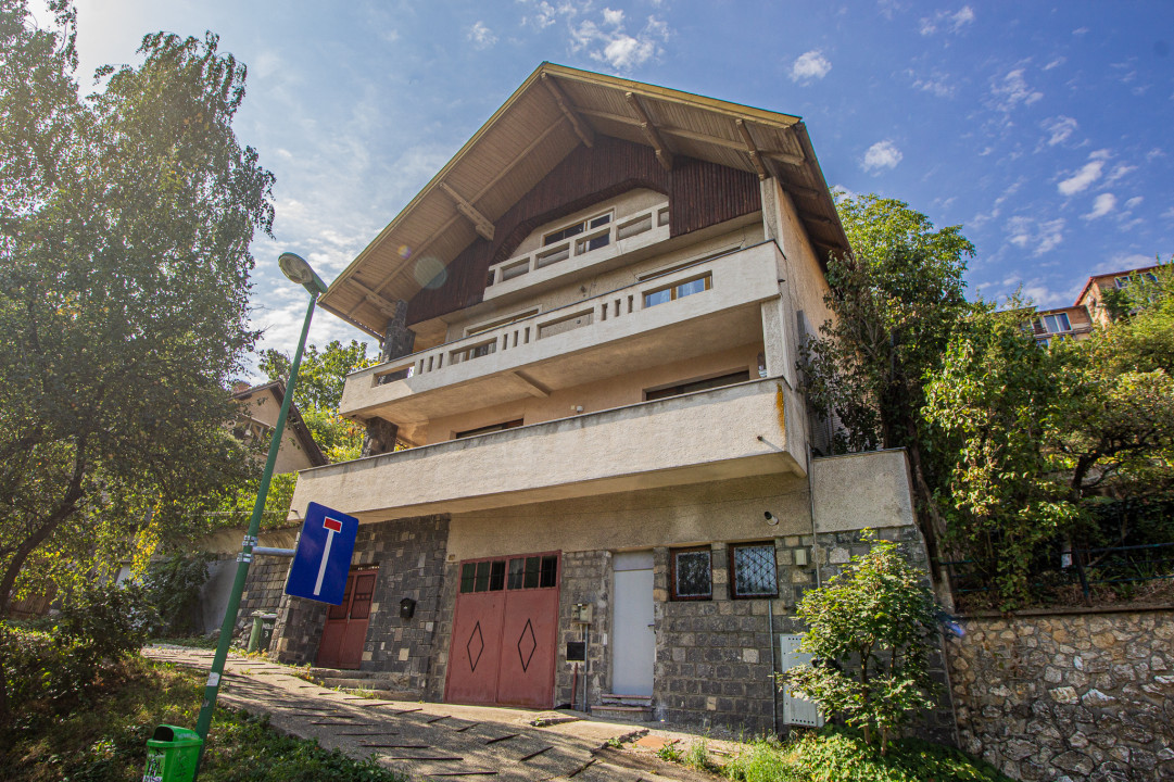 REZERVAT - Apartament in casă, garaj, curte și priveliște spectaculoasă