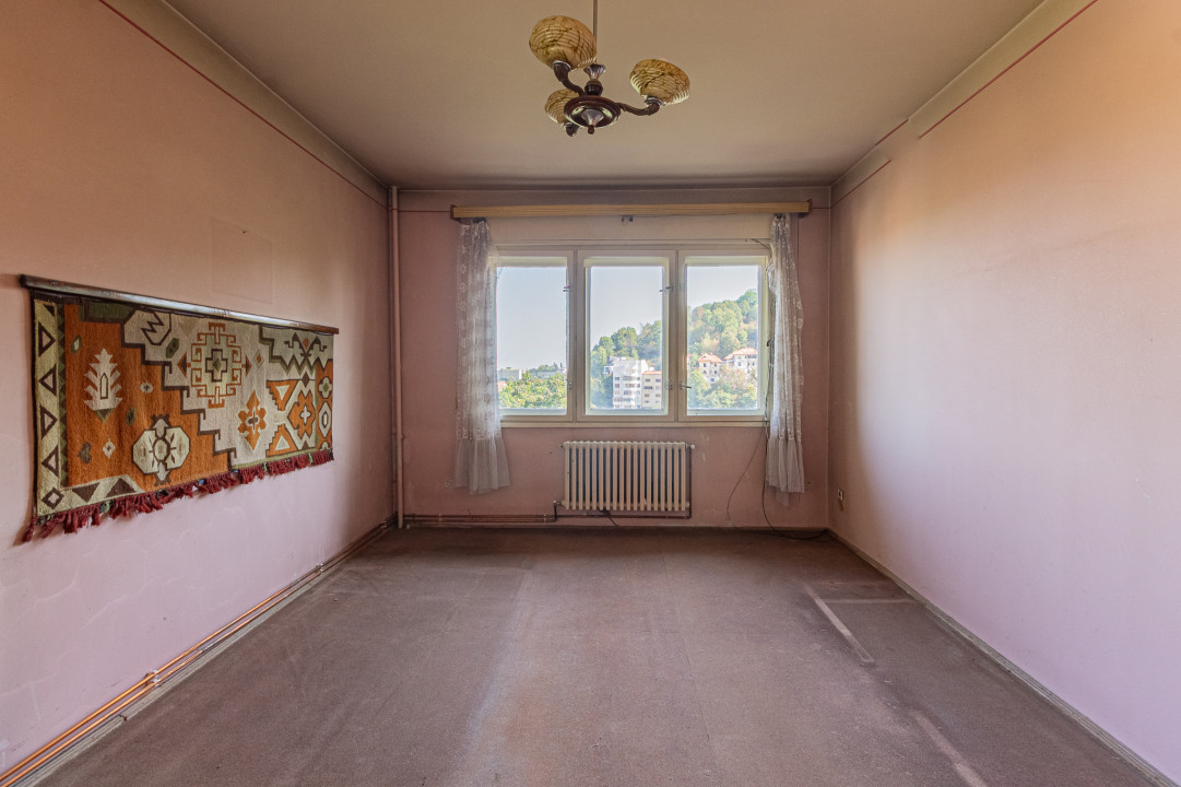 REZERVAT - Apartament in casă, garaj, curte și priveliște spectaculoasă