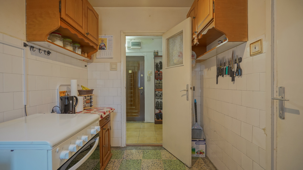 Vânzare apartament cu 3 camere, strada Neptun, zona Micșunica