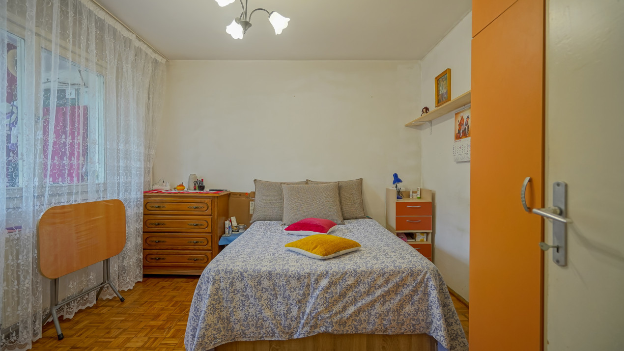 Vânzare apartament cu 3 camere, strada Neptun, zona Micșunica