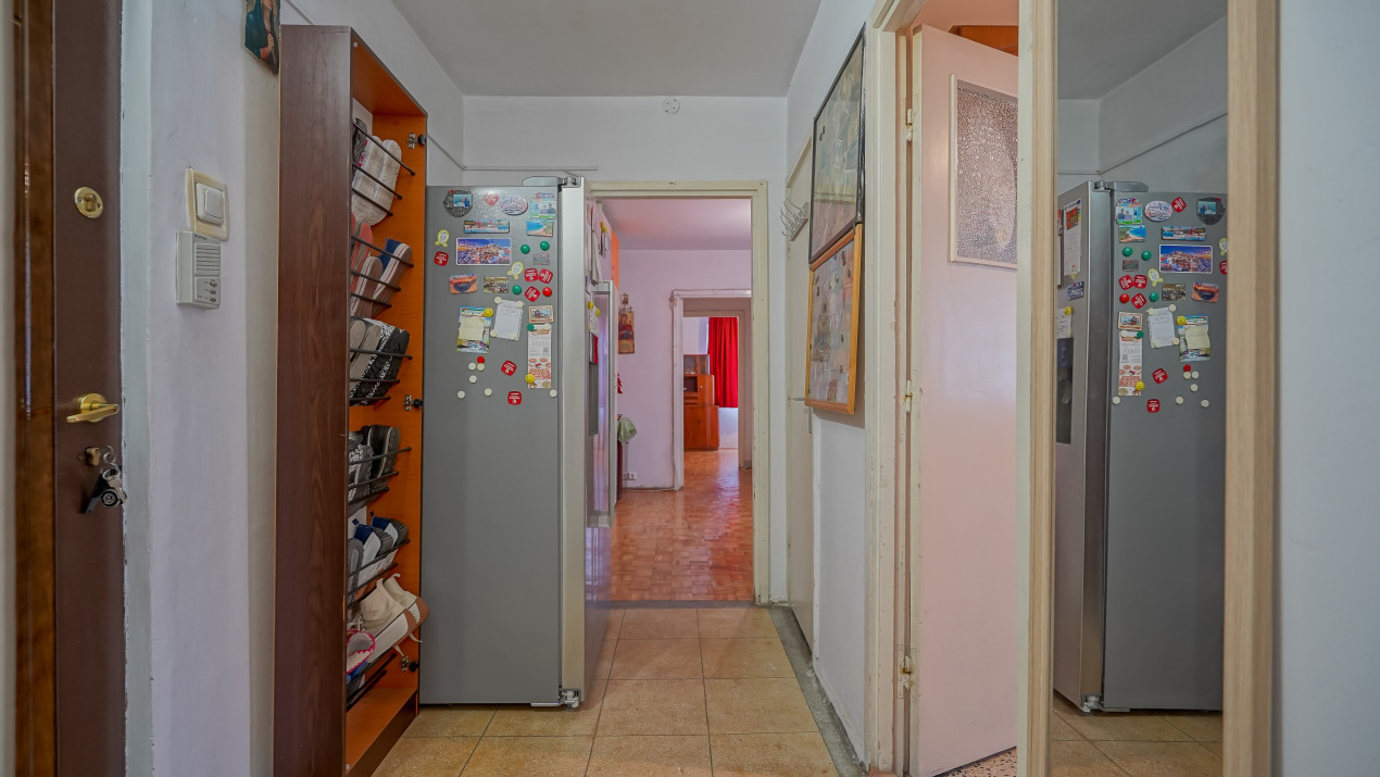 Vânzare apartament cu 3 camere, strada Neptun, zona Micșunica