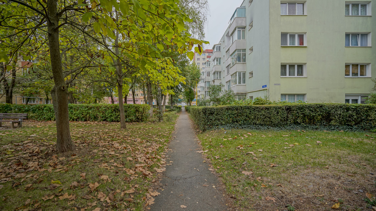 Vânzare apartament cu 3 camere, strada Neptun, zona Micșunica