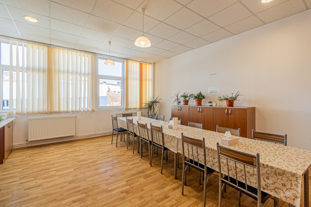 Birou in Zona Centala, 51 mp, utilitati incluse - 8 Euro/ mp