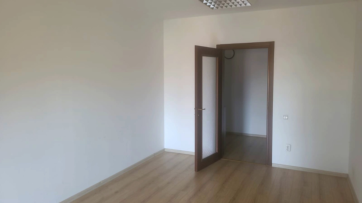 Spatiu de birouri, zona Scoala de Inot, 90mp, 3 camere, hol, 2 bai, terasa