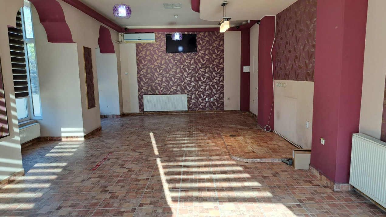 Spațiu comercial stradal - 75 mp utili - terasa disponibilă
