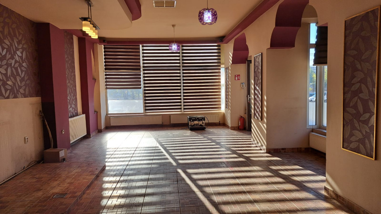 Spațiu comercial stradal - 75 mp utili - terasa disponibilă
