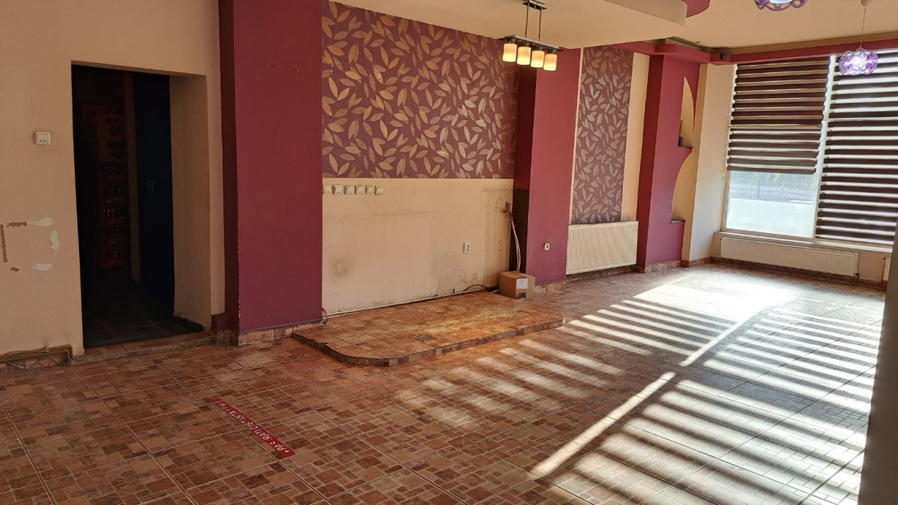 Spațiu comercial stradal - 75 mp utili - terasa disponibilă